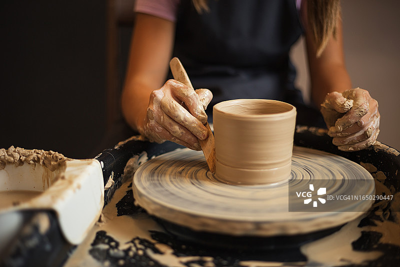 女孩陶轮制陶特写图片素材