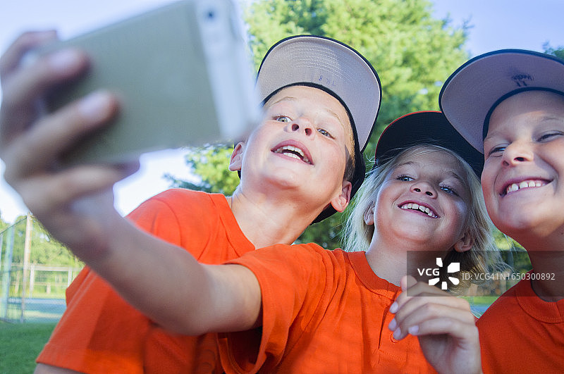 棒球队的10岁女孩与队友自拍图片素材