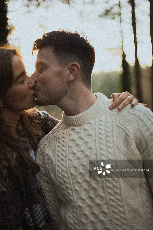 恋爱中的年轻情侣自拍时分享亲吻图片素材