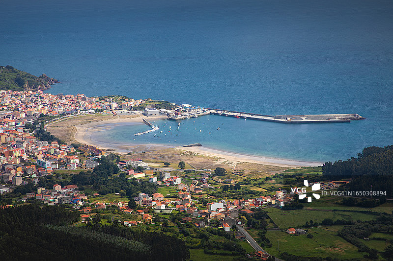 西班牙加利西亚奥尔蒂盖拉附近的卡里诺美丽村庄图片素材