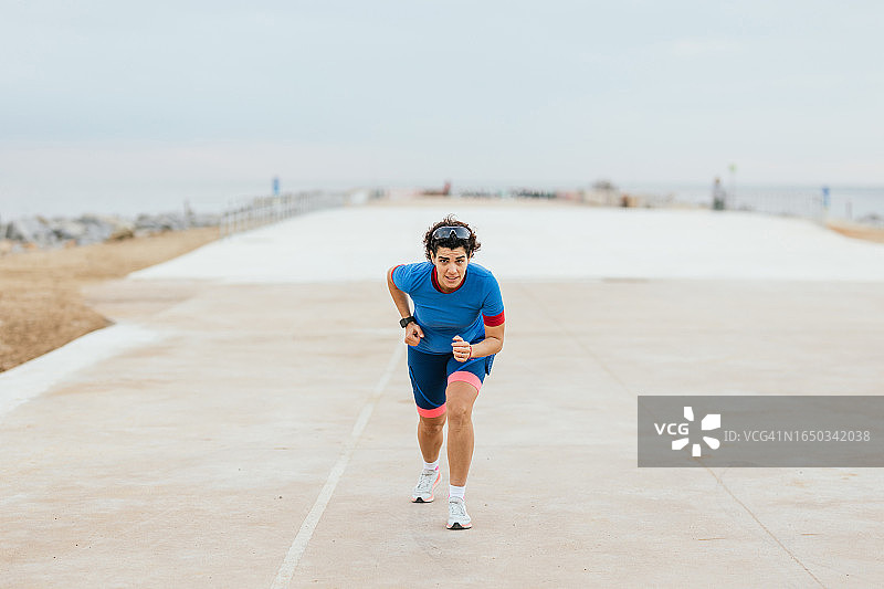 运动服女子准备在夏日跑步图片素材