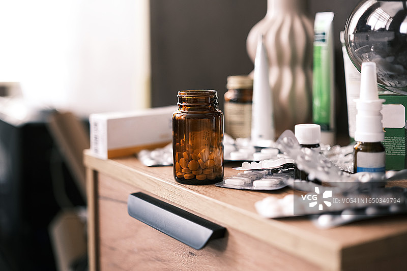 桌面上的多种药片与补充剂图片素材