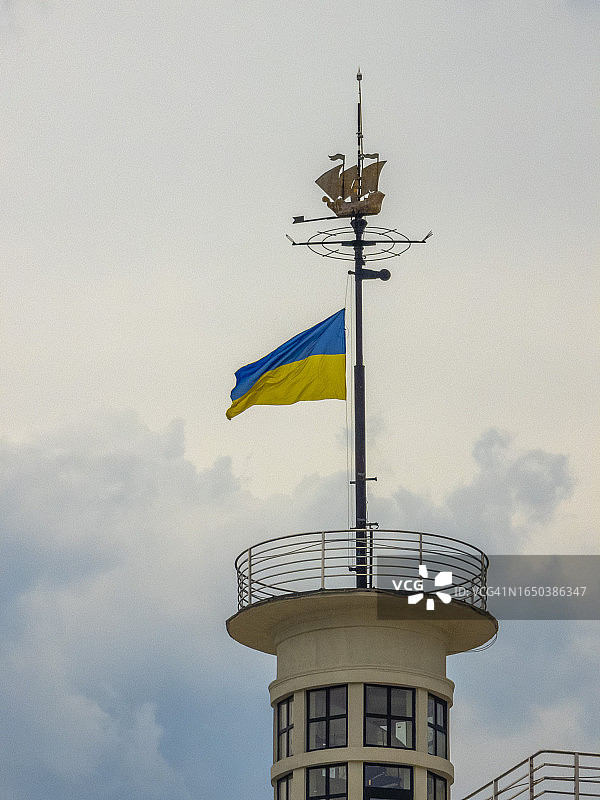 河港旗杆上的乌克兰国旗图片素材