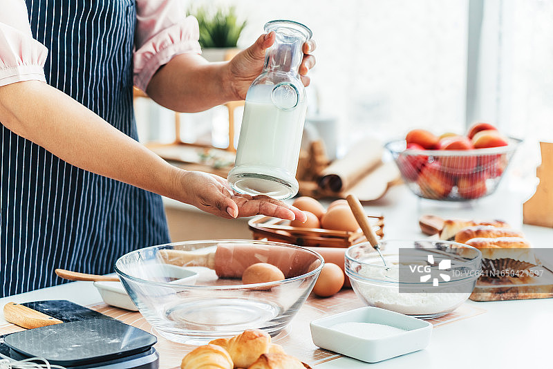 手捧牛奶的女糕点师图片素材