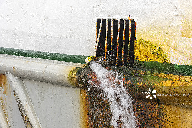 生锈排水管流水图片素材