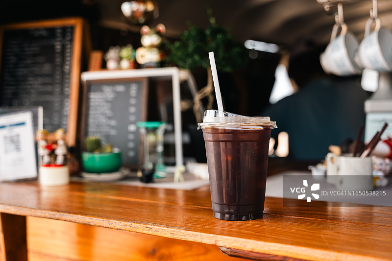 炎热夏日里的冰美式黑咖啡图片素材