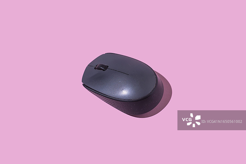粉色背景上的灰色电脑鼠标图片素材