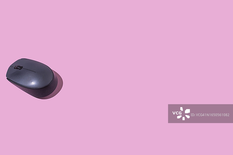 粉色背景上的灰色电脑鼠标图片素材