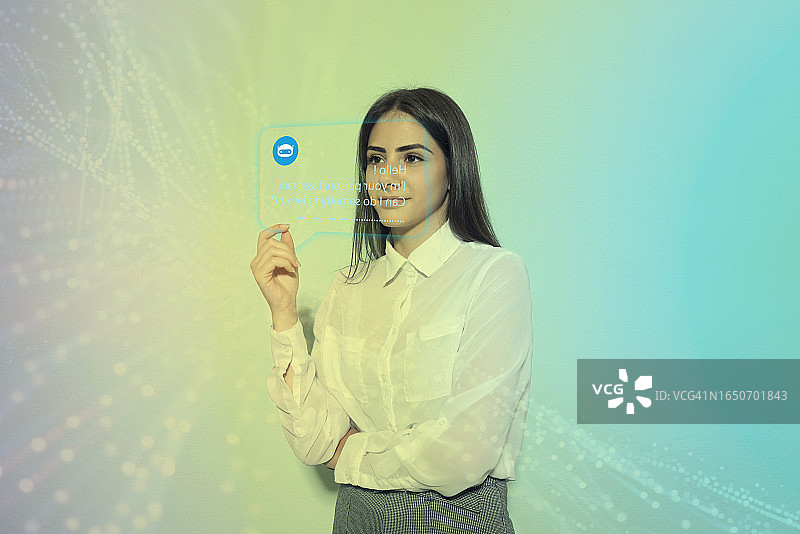 使用新聊天机器人的女人图片素材