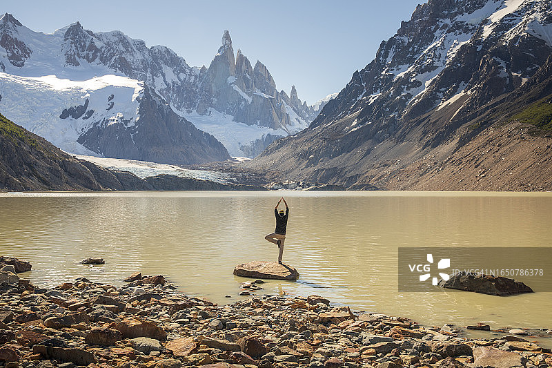 在阿根廷巴塔哥尼亚冰川国家公园的徒步旅行者图片素材