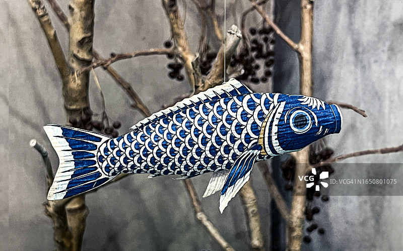 枯树上悬挂的微型纸艺锦鲤图片素材