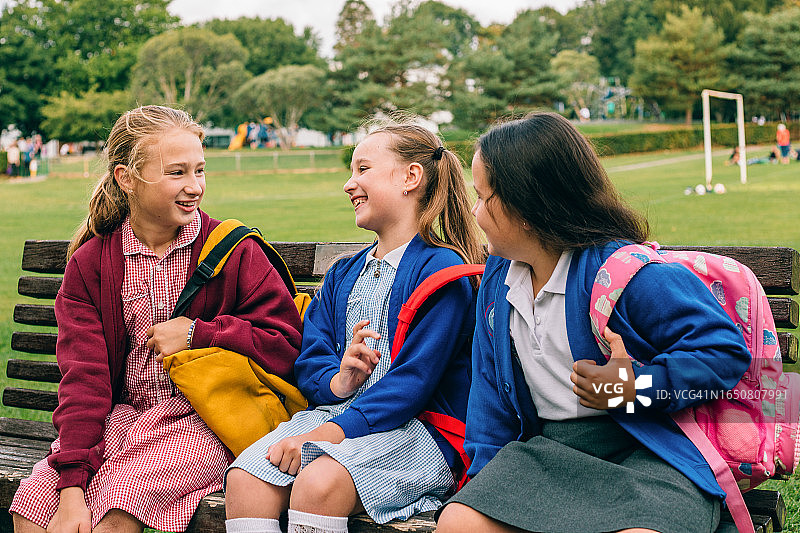 在公园里聊天的女学生图片素材