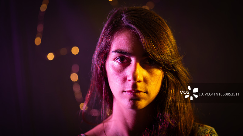 深色背景上的女性主题图片素材