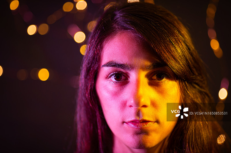 深色背景上的女性主题图片素材