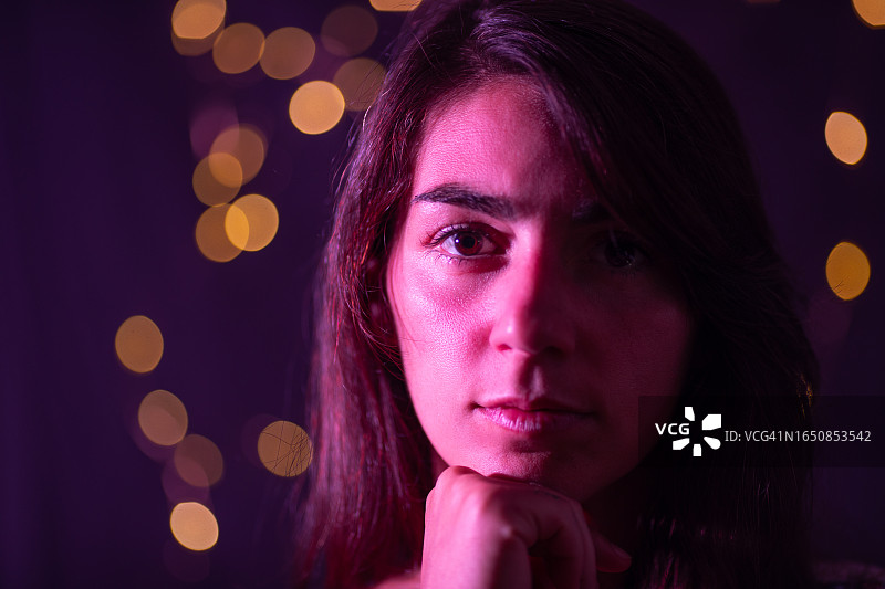 深色背景上的女性主题图片素材