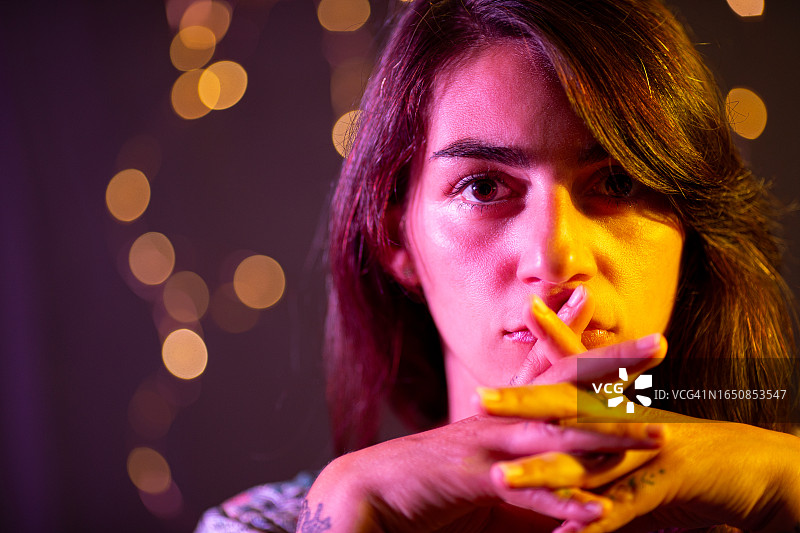 深色背景上的女性主题图片素材