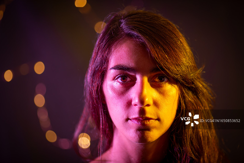 深色背景上的女性主题图片素材