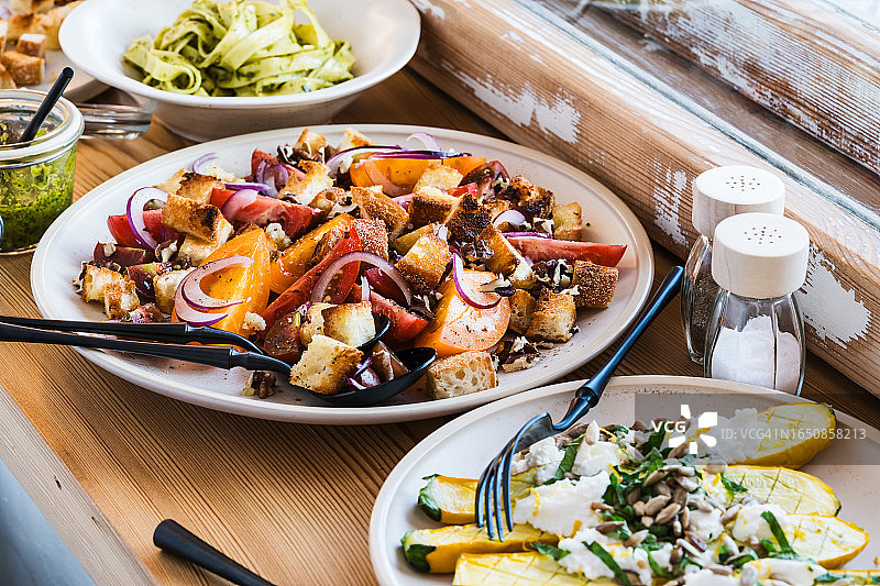 健康的夏日美食：乡村窗台上的晚餐图片素材