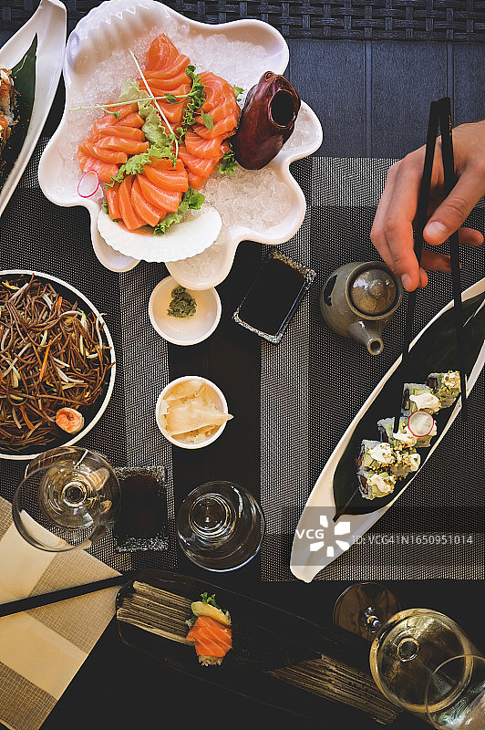 日式料理餐桌俯视图：生鱼片和拉面图片素材