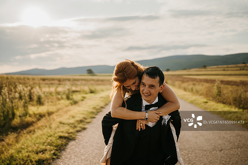 充满爱意的拥抱图片素材