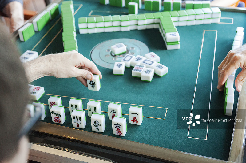 朋友们打麻将图片素材