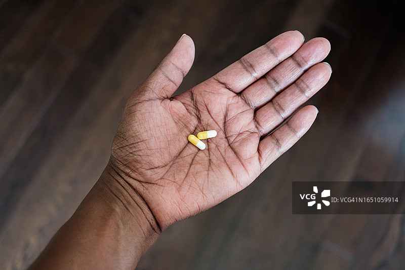 女人吃药图片素材