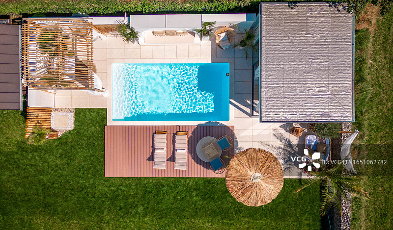 波西米亚风私人泳池花园区，有浮木凉棚和阳光甲板图片素材