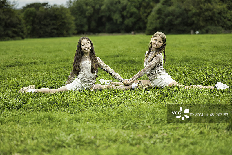 公园里的两个青少年好朋友图片素材