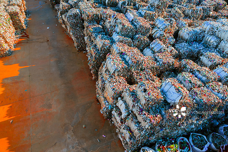 回收厂中堆积如山的塑料包块的鸟瞰图图片素材