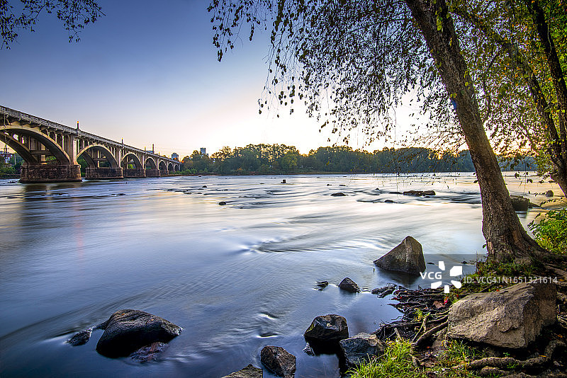 康加里河，格维斯街桥，南卡罗来纳州哥伦比亚图片素材