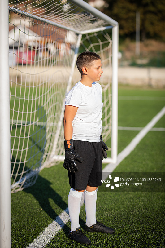 男孩站在球门前防守图片素材