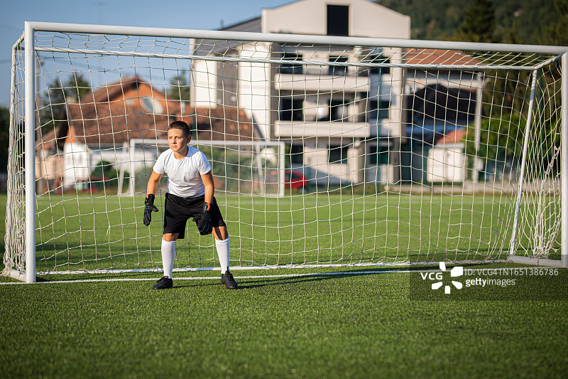 男孩站在球门前防守图片素材