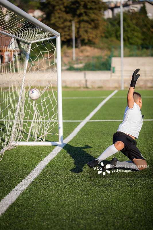 男孩站在球门前防守图片素材