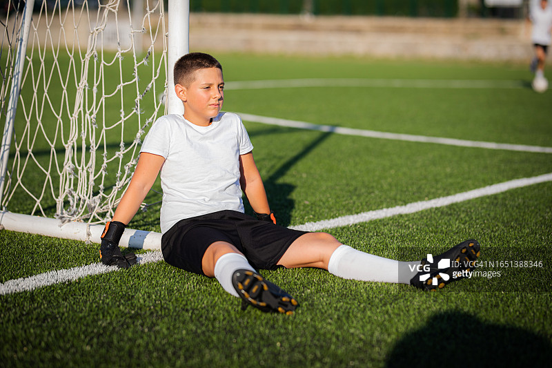 男孩站在球门前防守图片素材