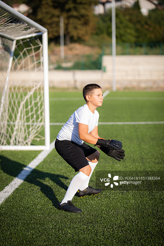 男孩站在球门前防守图片素材