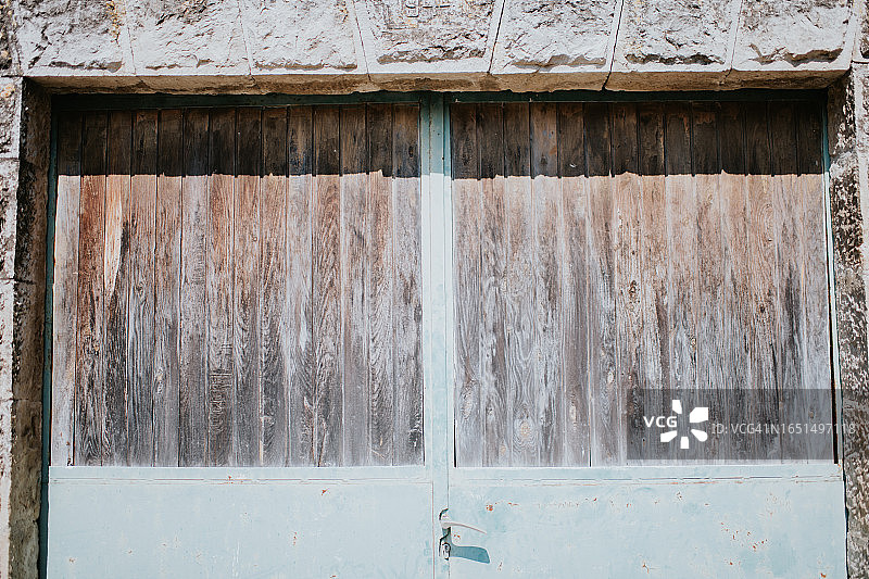 乡村风格木制车库门特写图片素材