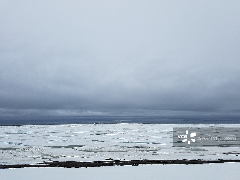 波弗特海的夏季浮冰。Utqiagvik位于北纬71度17分，是美国最北端的城市。图片素材
