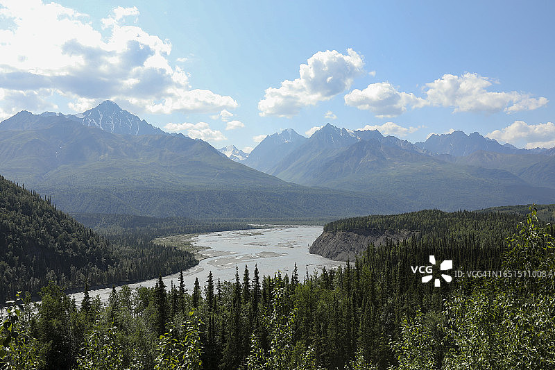 马塔努斯卡冰川流下的马塔努斯卡河图片素材