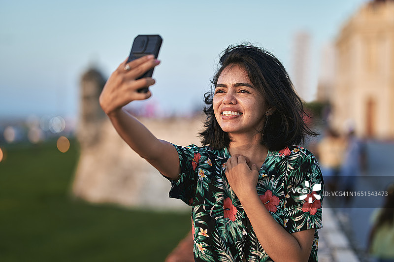 在哥伦比亚卡塔赫纳用智能手机自拍的女人图片素材