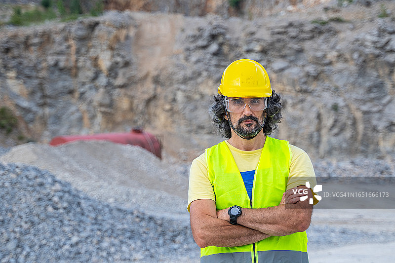 城市发展中的道路施工与交通运输图片素材
