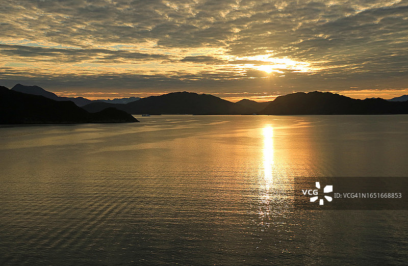 格陵兰南部山脉的日出和剪影图片素材