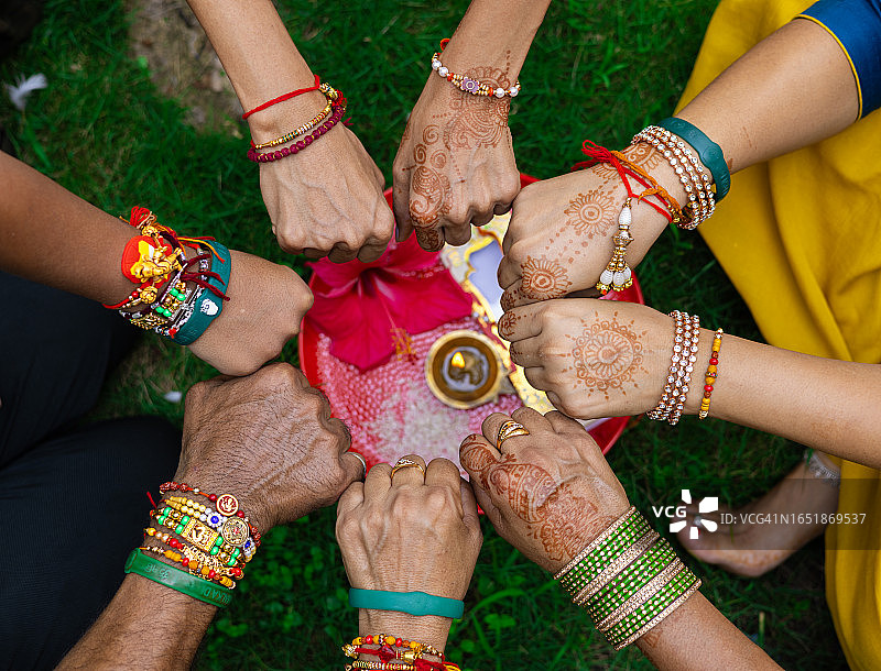 彩色拉其节手部特写图片素材