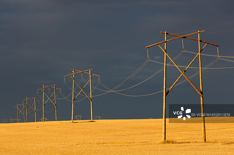 木制电线杆和电力线路图片素材