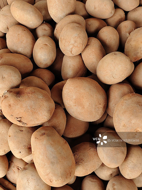 当地商店堆放出售的土豆图片素材
