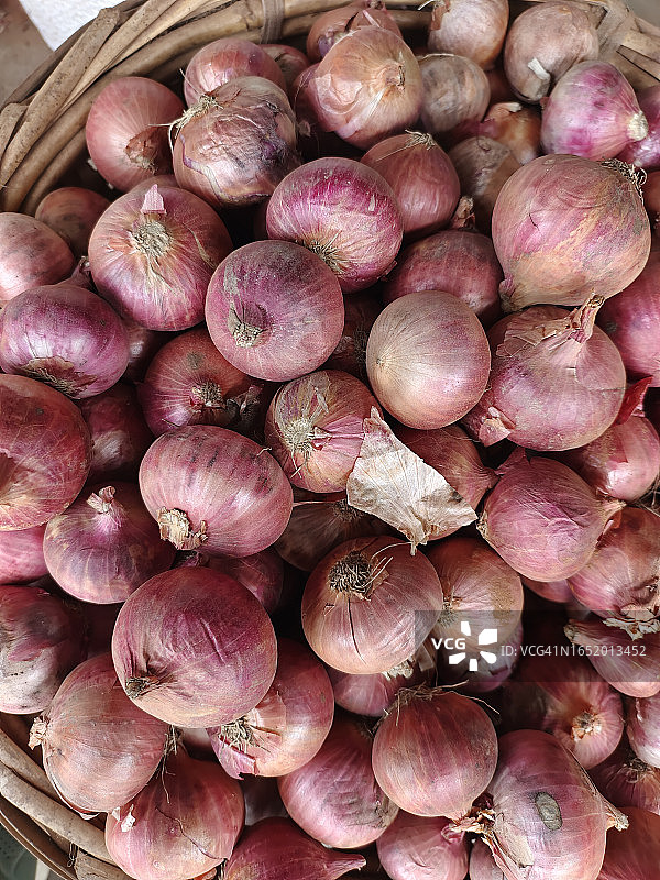 当地市场堆叠和堆放待售的洋葱图片素材