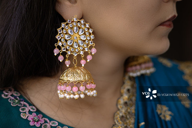 戴着闪亮大耳环的女人图片素材