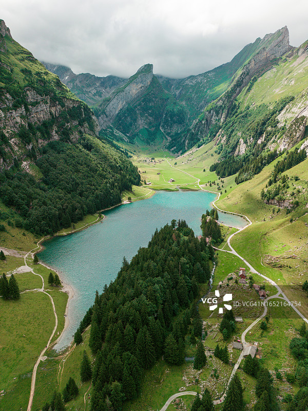 瑞士阿尔卑斯山Seealpsee湖航拍图片素材