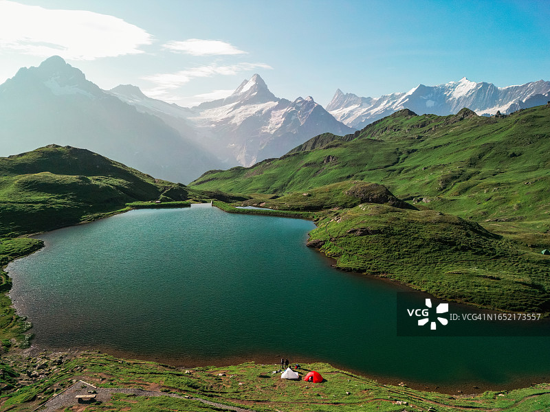 Bachalpsee湖岸边的帐篷航拍图片素材