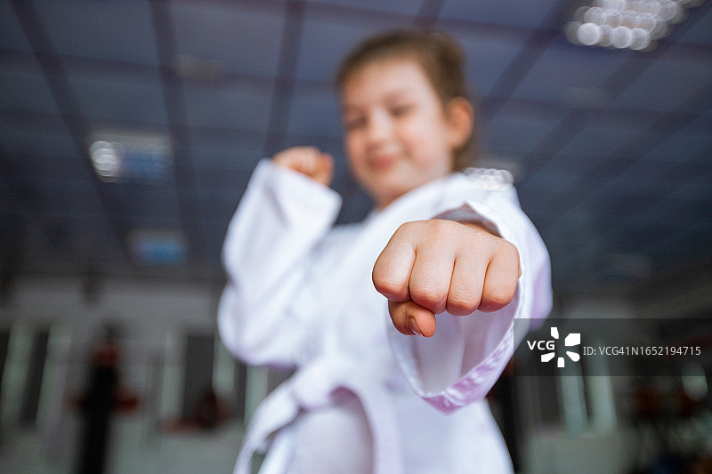 在训练中展示强力一击的年轻女空手道选手图片素材