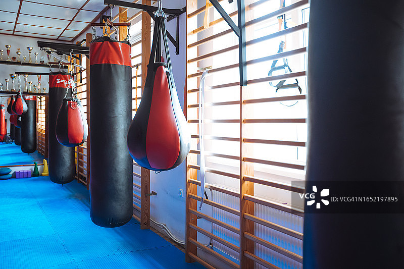 配备完善的健身房，带有垂直梯子和拳击沙袋的照片图片素材